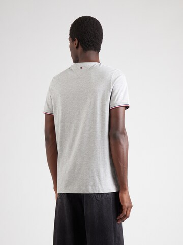 Maglietta di TOMMY HILFIGER in grigio