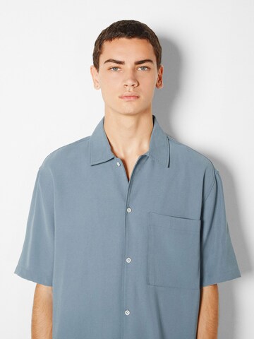 Comfort fit Camicia di Bershka in blu