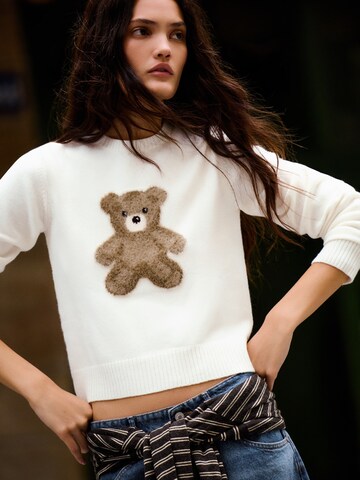 Bershka Sweater in Beige: front