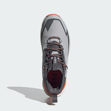ADIDAS TERREX - Botas 'Free Hiker 2.0' en gris