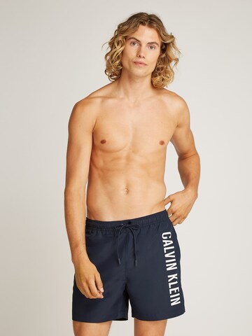 Calvin Klein Swimwear Plavecké šortky – modrá: přední strana