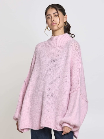 Lilavie Oversized Sweater ' Maraa ' in Pink: front