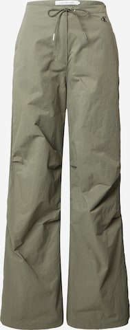 Loosefit Pantaloni de la Calvin Klein Jeans pe verde: față