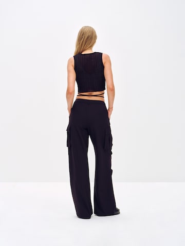 ABOUT YOU x Toni Garrn Ohlapna forma Kargo hlače 'Dakota' | črna barva