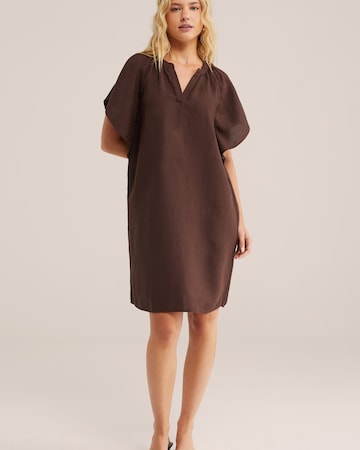 WE Fashion - Vestido en marrón: frente