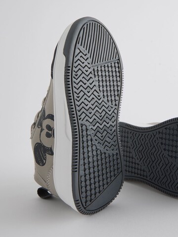 Sneaker di Next in grigio