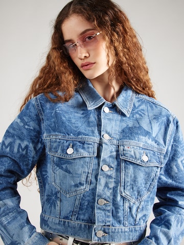 Tommy Jeans Prehodna jakna 'Claire' | modra barva