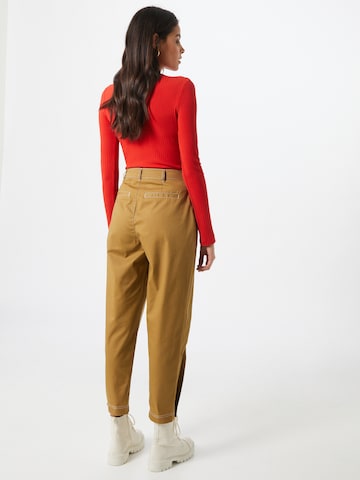 Gina Tricot - Tapered Calças com pregas 'Kali' em amarelo