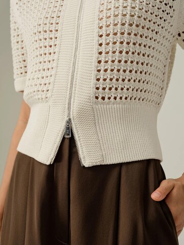 Lilysilk - Cárdigan 'Toscana Pointelle Strickjacke mit Doppelreißverschluss' en blanco