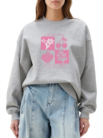 Felpa 'Women's Crew Neck Sweatshirt with Cherry Print & Fleece Lining for Autumn/Winter' di GORHEY in grigio: frontale