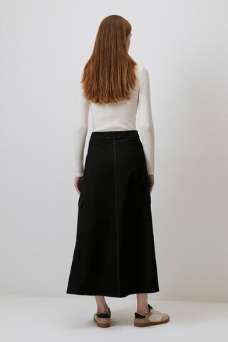 Touche Prive Skirt in Black