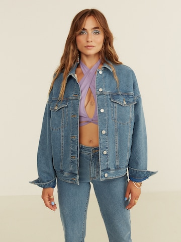 ABOUT YOU x Sofia Tsakiridou Between-season jacket 'Amelia' in Blue: front