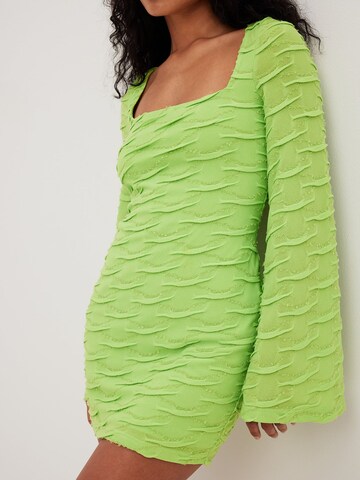 Robe NA-KD en vert : devant