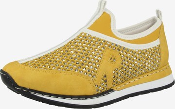 Rieker Спортни обувки Slip On в жълто: отпред
