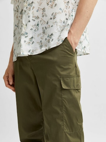 SELECTED HOMME - Regular Calças cargo em verde