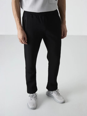 Tommy Life Szabványos Sportnadrágok 'Jogginghose' - fekete