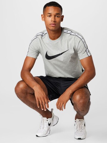 Nike Sportswear T-shirt i grå