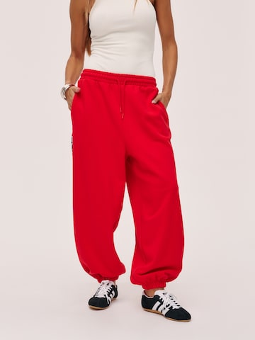 Kamila Šikl Loosefit Broek in Rood: voorkant