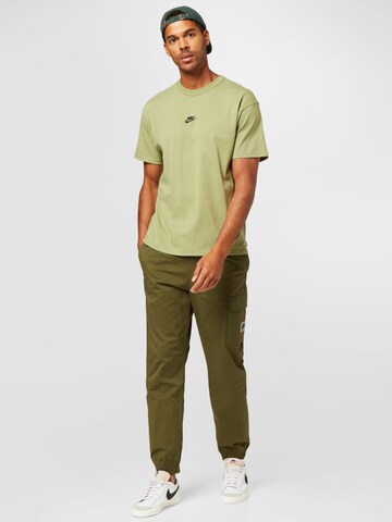 T-Shirt 'Premium Essentials' Nike Sportswear en vert