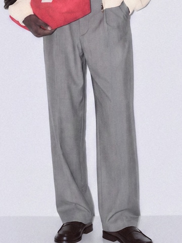 Pull&Bear Loose fit Pleat-front trousers in Grey: front