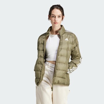 ADIDAS SPORTSWEAR Λειτουργικό μπουφάν 'Essentials' σε πράσινο: μπροστά