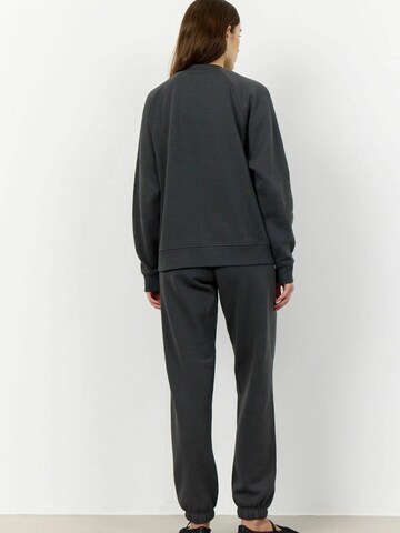 Levete Room Sweatshirt 'Nuka' in Zwart
