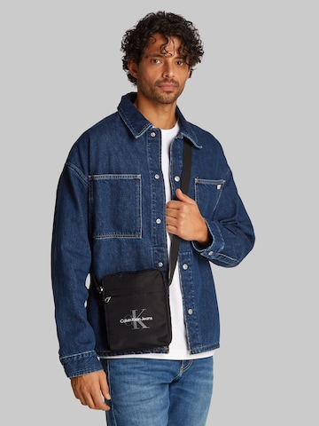 Calvin Klein Jeans Taška přes rameno 'ESSENTIALS' – černá