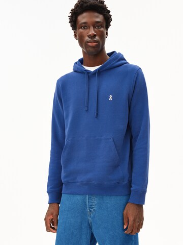 Sweat-shirt ARMEDANGELS en bleu : devant