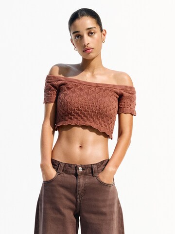 Bershka Sweater in Brown: front