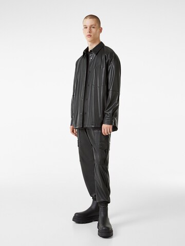 Bershka Tapered Cargobroek in Zwart