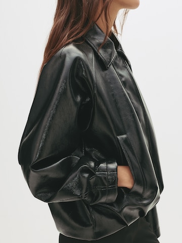 Pull&Bear Prehodna jakna | črna barva