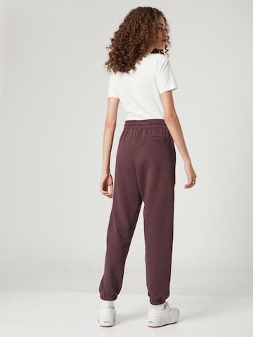 A LOT LESS - Tapered Pantalón 'Ida' en marrón