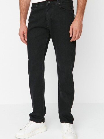 Trendyol Regular Jeans in Zwart: voorkant
