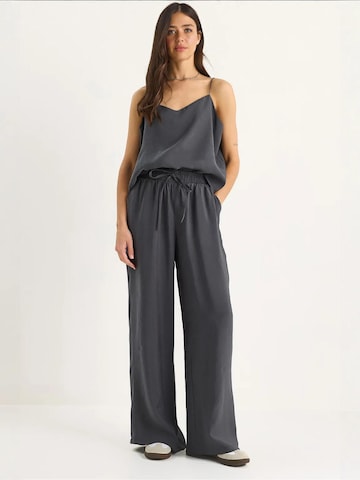 Completo pantalone di Bianco Lucci in grigio: frontale