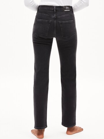 ARMEDANGELS Slimfit Jeans 'CARENAA' in Zwart