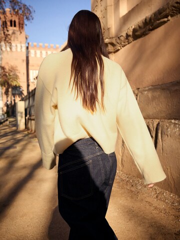 Bershka Пуловер в жълто