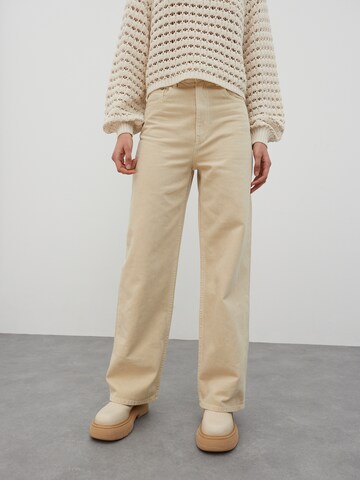 EDITED Wide leg Jeans 'Avery' in Beige: voorkant