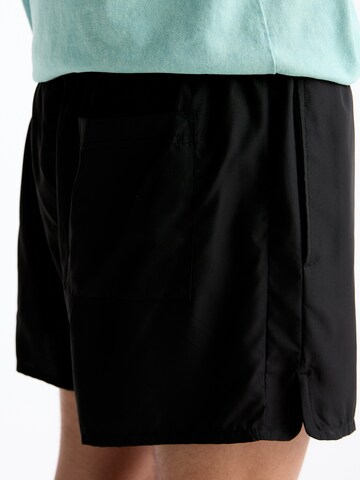 Pull&Bear Badeshorts in Schwarz