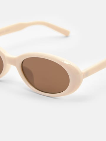 Ochelari de soare de la Pull&Bear pe alb