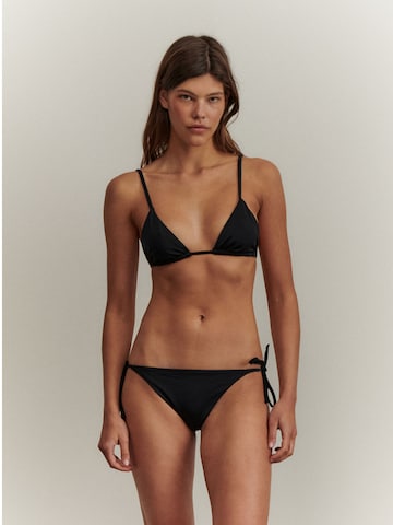ABOUT YOU x Marie von Behrens Bikini hlačke 'Amanda' | črna barva: sprednja stran