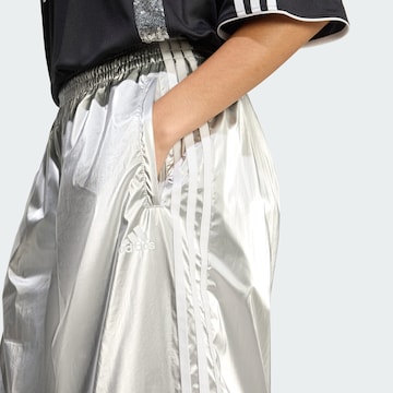 Wide Leg Pantalon 'Adilenium Season 4 Teamgeist' ADIDAS ORIGINALS en argent