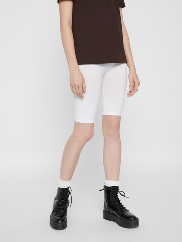 PIECES Skinny Shorts 'London' in Weiß: predná strana