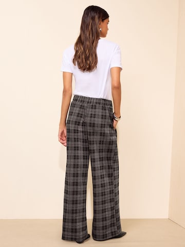 Wide leg Pantaloni con pieghe di Friends Like These in grigio