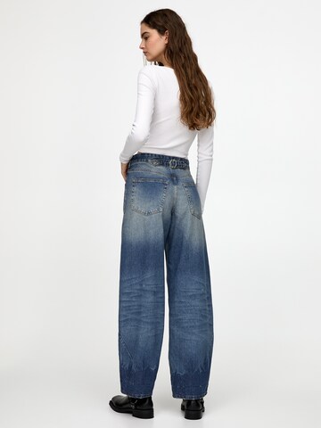 Pull&Bear Loosefit Džíny – modrá