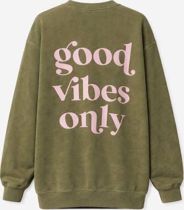 Worldclassca Sweatshirt in Green: front