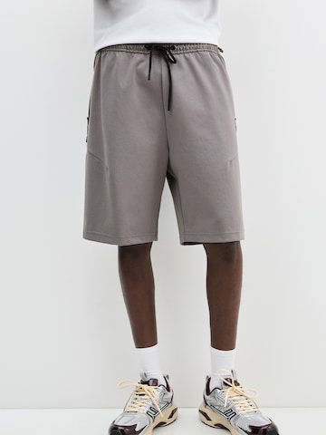 Pull&Bear Loose fit Trousers in Grey: front
