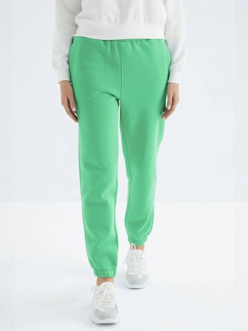 Tommy Life Sportbroek in Groen: voorkant