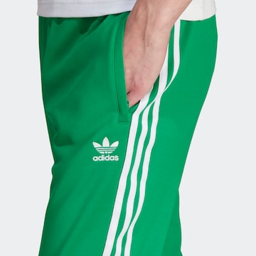 ADIDAS ORIGINALS Zwężany krój Spodnie 'Adicolor Classics Sst' w kolorze zielony