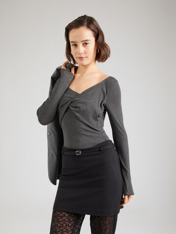 ABOUT YOU Shirt 'Flora' in Grijs: voorkant