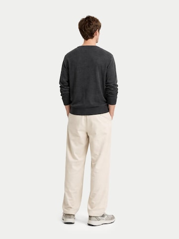 GOBI Cashmere - Jersey 'Men's Essential Cashmere V-Neck Sweater' en gris